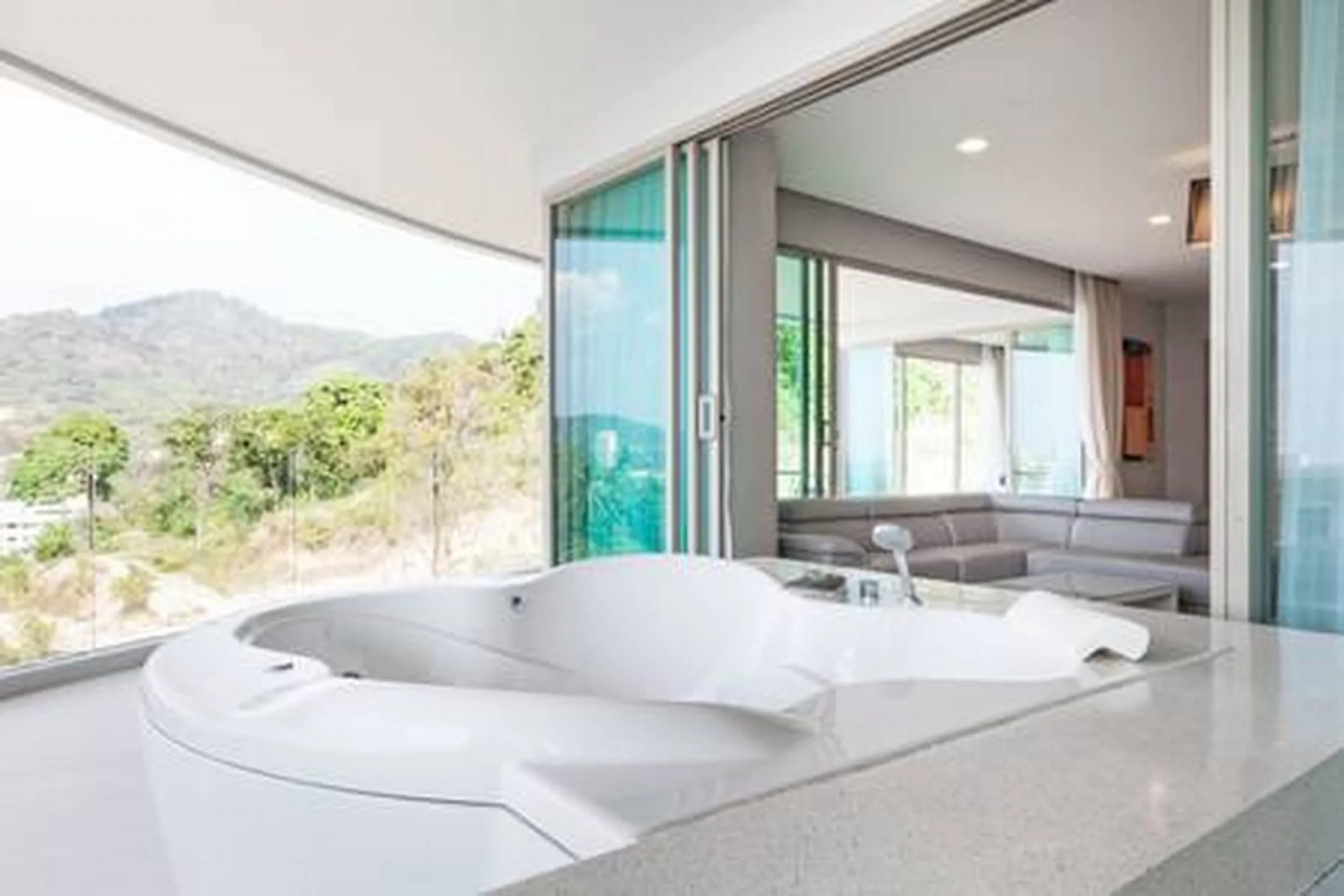 Seaview 2 Bed Jacuzzi on Balcony