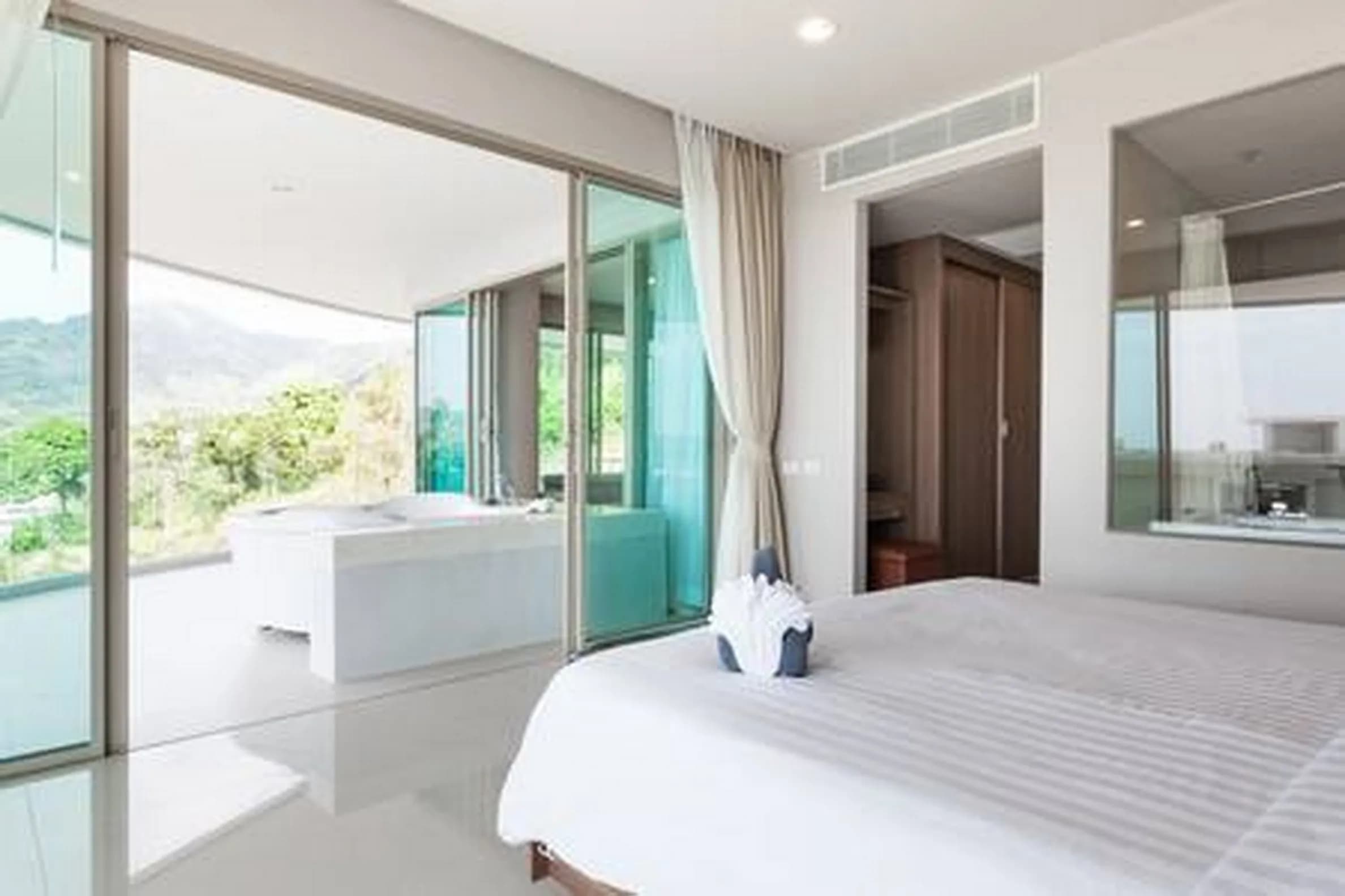 Seaview 2 Bed Jacuzzi on Balcony - 3